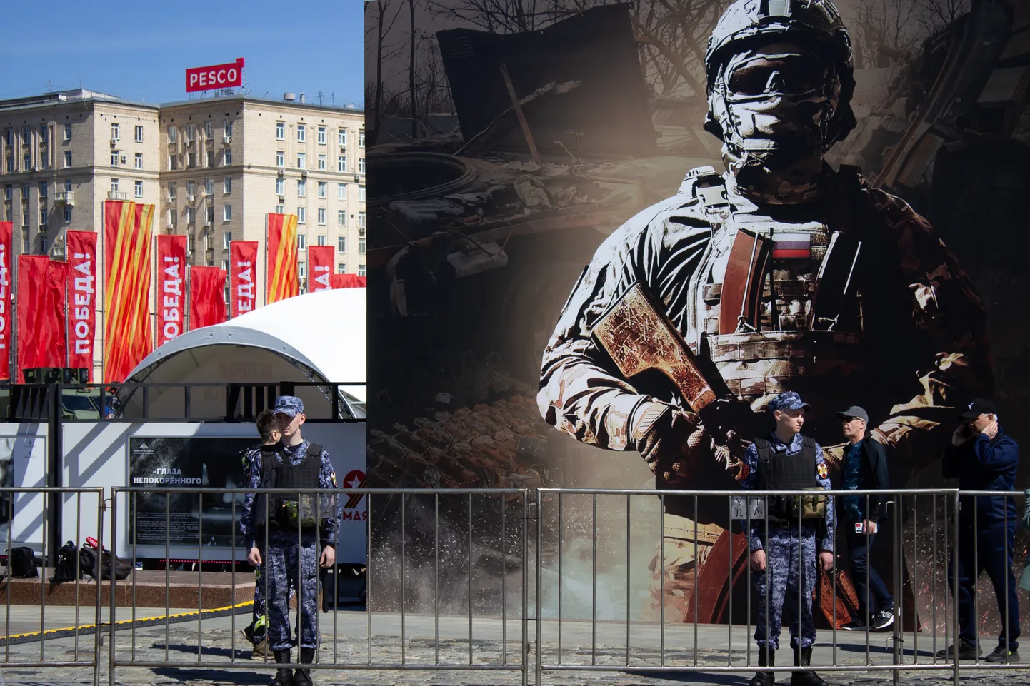 Vene sõjalise jõu demonstratsioon Moskvas. Politsei valvab rahvale vaatamiseks avatud kaitsetööstuse relvanäitust.