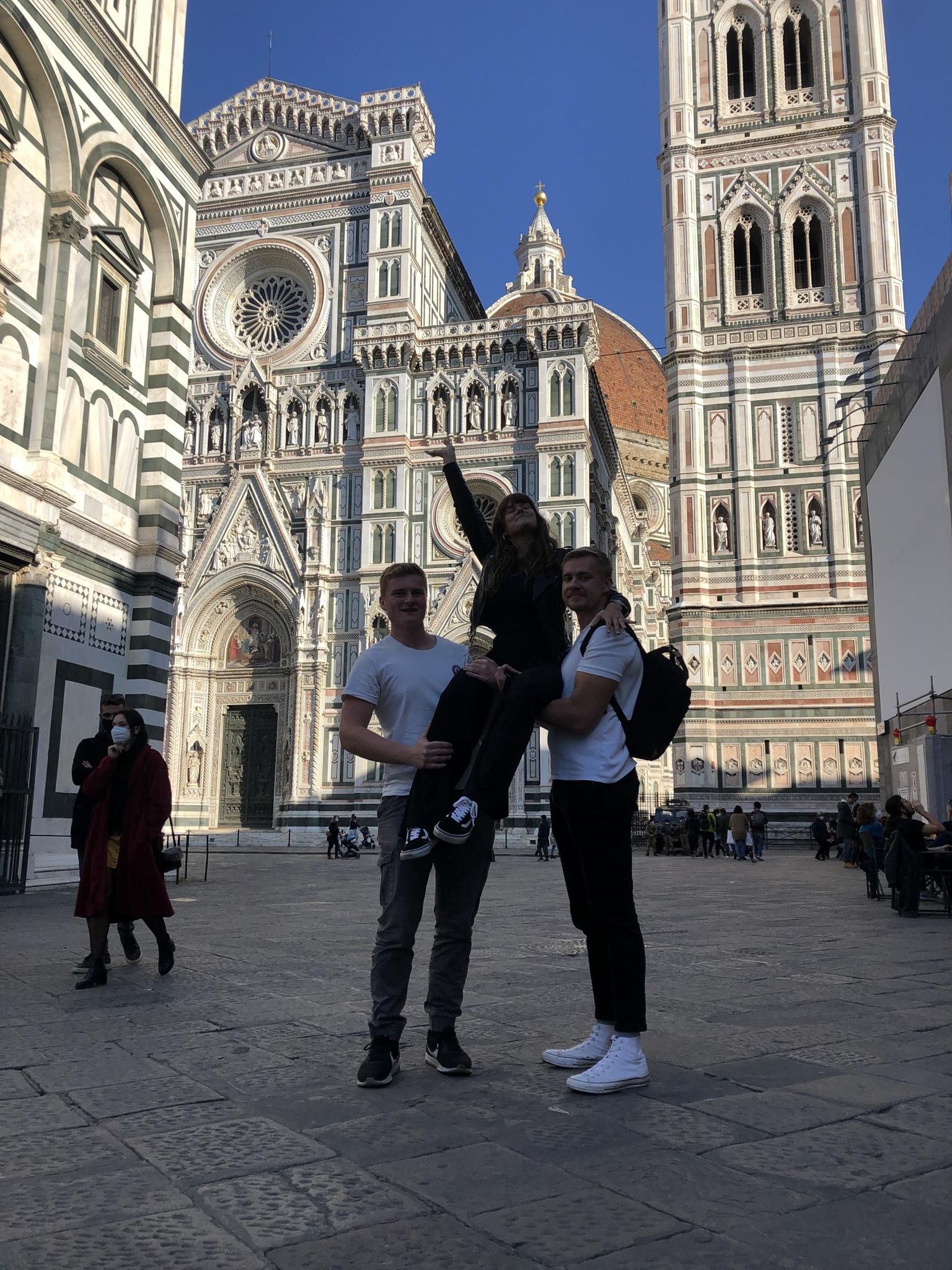 Vahetusüliõpilane Sandra Ruul koos Erasmuse tudengitest sõpradega Firenzes Santa Maria del Fiore katedraali ees.