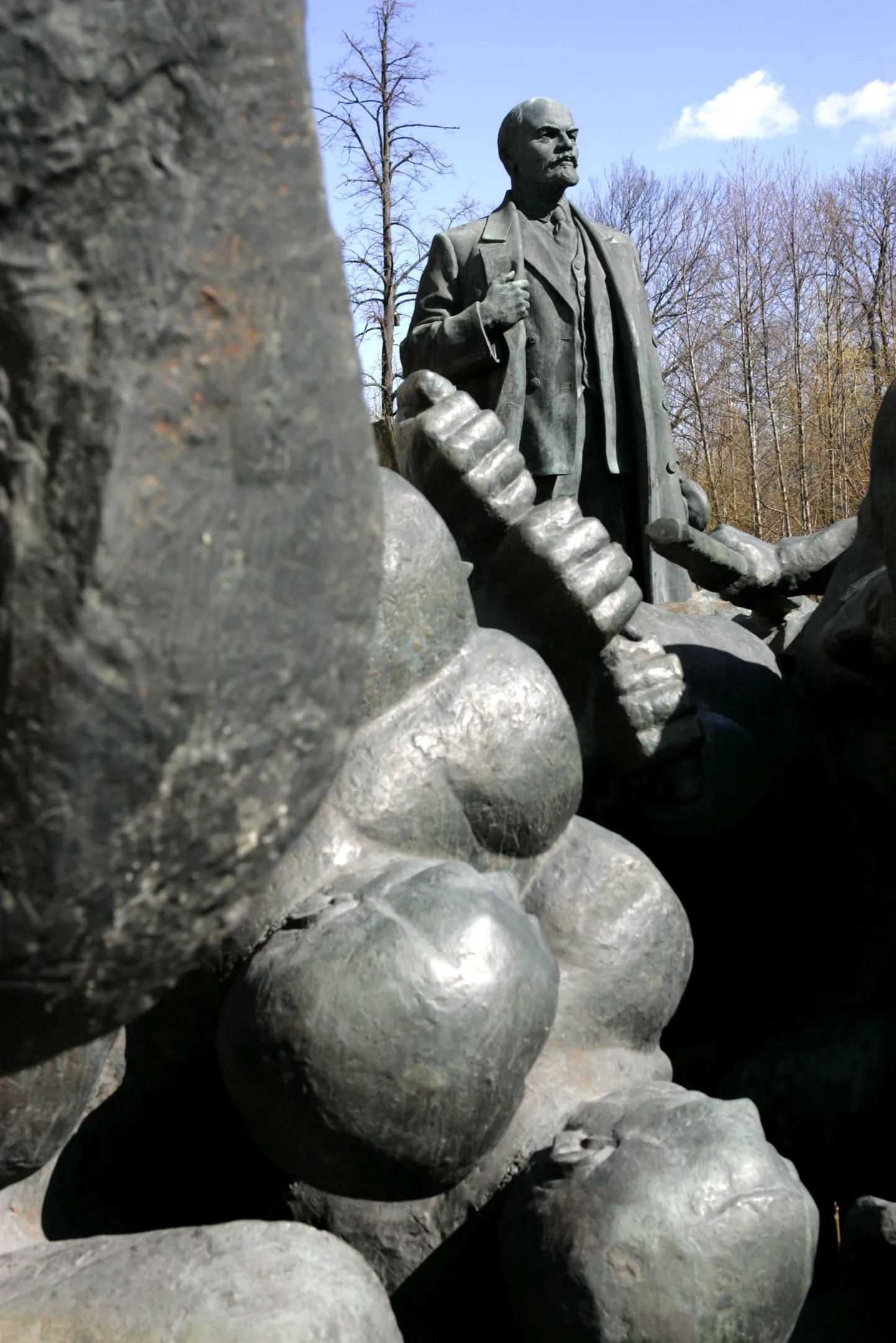 Ajaloomuuseum on Maarjamäele kogunud suure hulga nõukogude ajast pärit monumente.