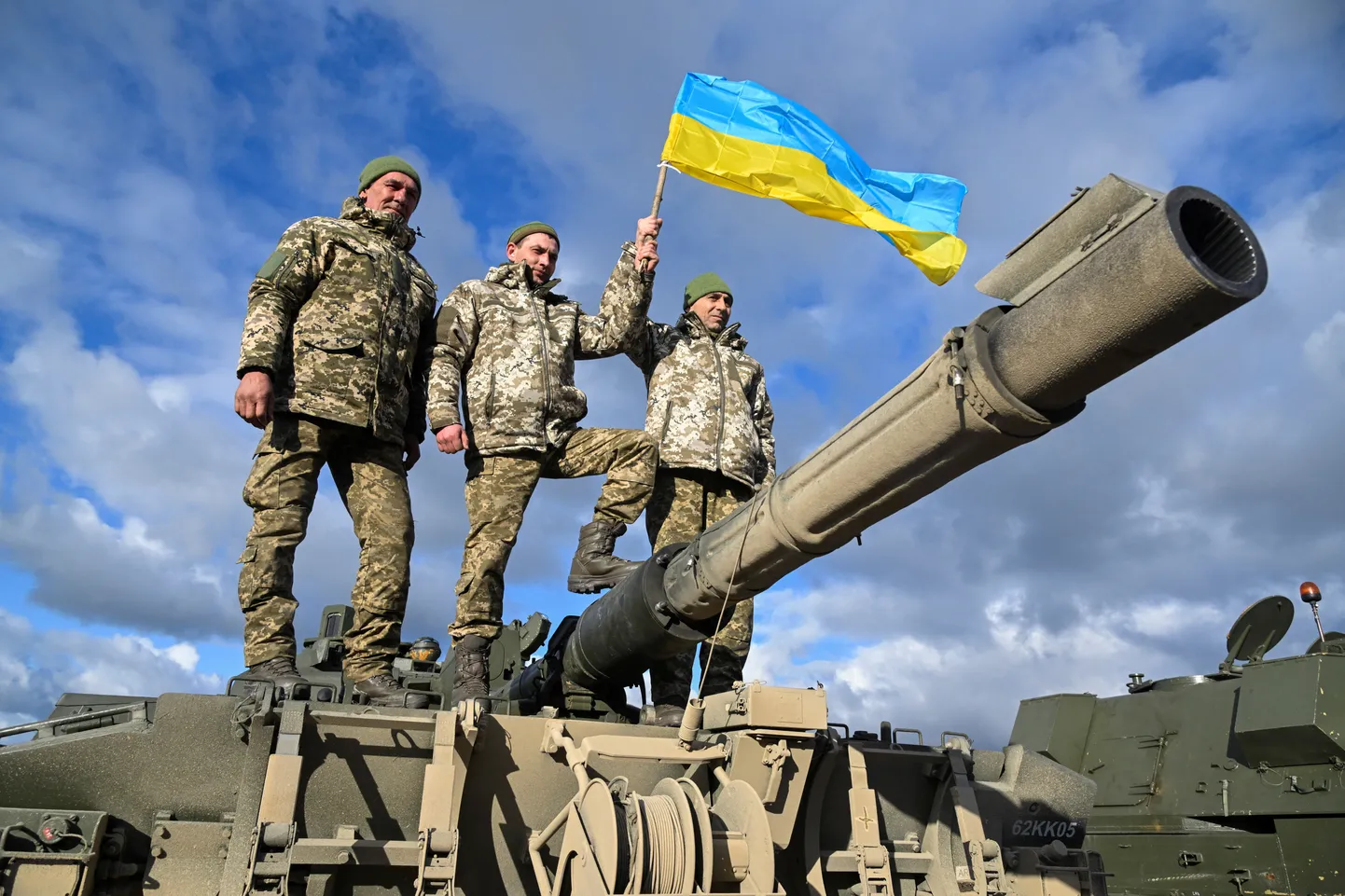 Suurbritannias väljaõppel viibivad Ukraina sõjaväelased Briti tankil Challenger 2.