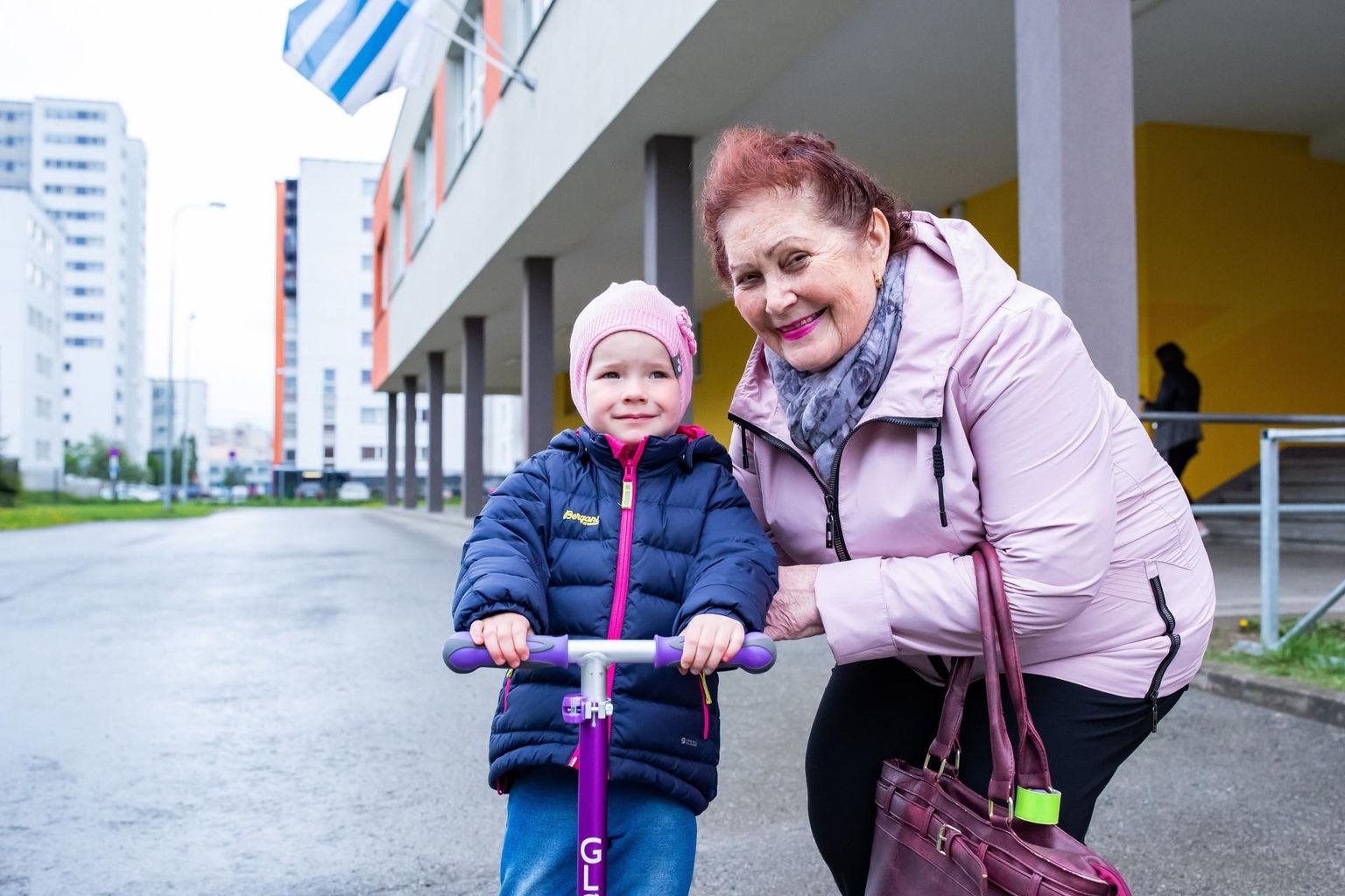 Svetlana Lišinova oma lapselapsega.