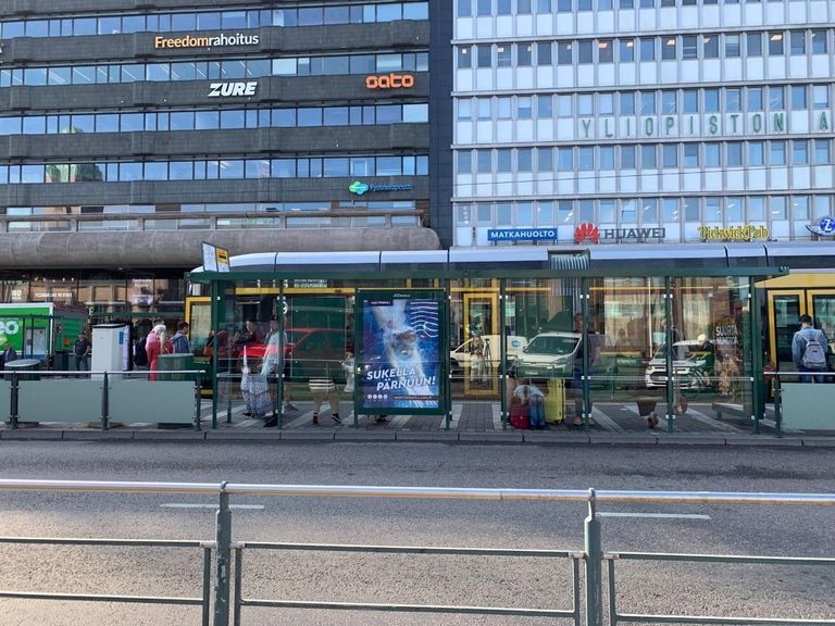 Peale trammide on plakatid üleval trammipeatustes.