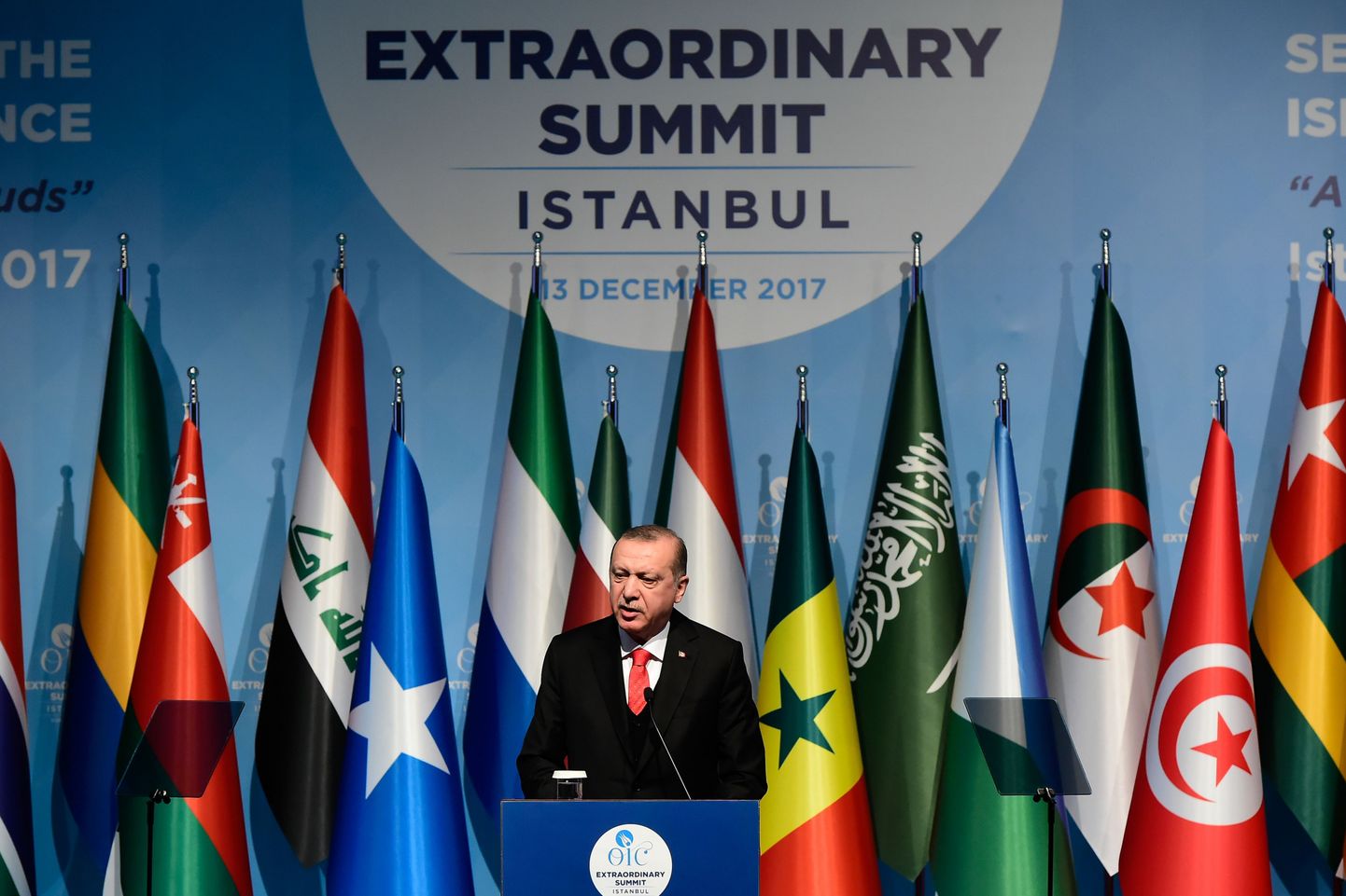 Türgi president Recep Tayyip Erdoğan erakorralisel Istanbuli tippkohtumisel.