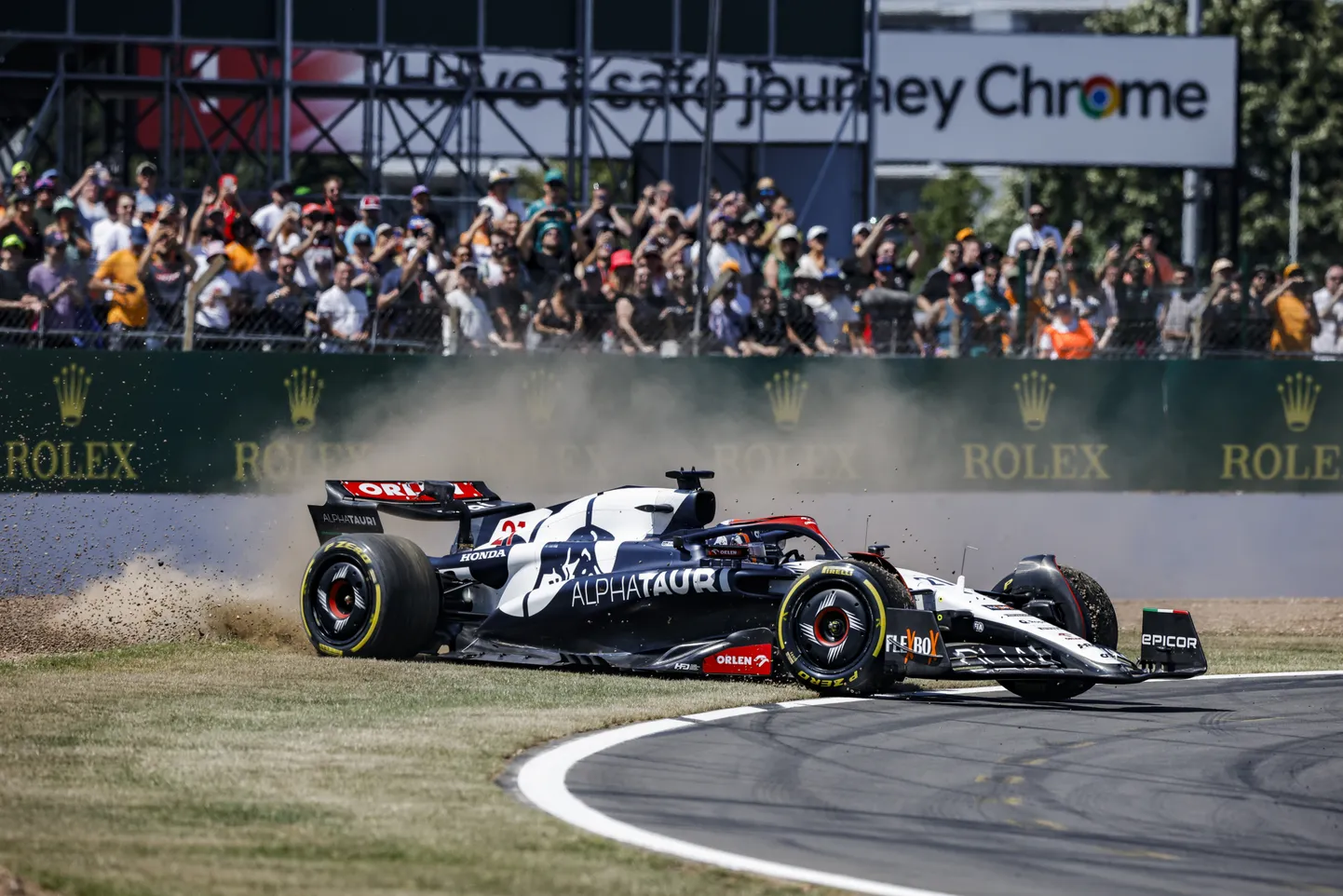 Hollandlane Nyck De Vries juulis AlphaTauri F1 auto roolis. Tema hooaeg sarjas jäi poolikuks, kuid eestlane Paul Aron osales hooaja viimasel etapil F2-sarjas. Ilmselt nende kahe mehe nimest saigi kokku Paul De Vries.