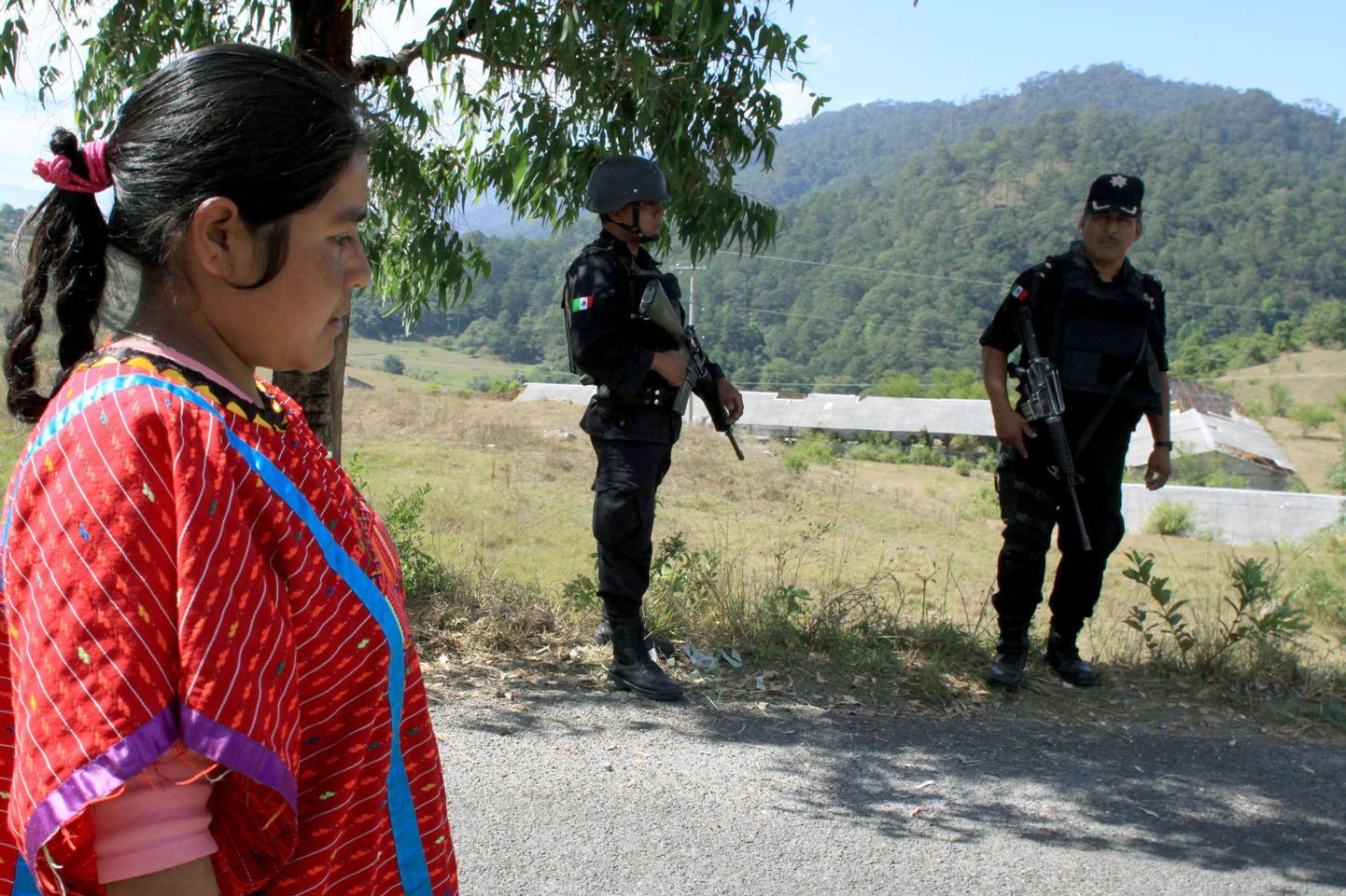 Triqui põlisasukate rühma kuuluv naine kõnnib mööda politseivalvest San Juan Copala juures Mehhiko lõunaosas asuvas Oaxaca osariigis.