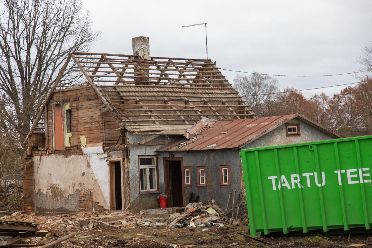 Viljandi Tallinna tänava ja Musta tee lahknemiskohas lammutatakse vana lagunenud elumaja ning kinnistu uus omanik soovib sinna rajada tankla.