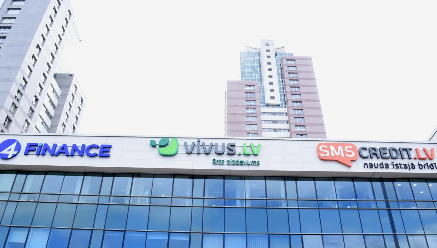"4finance" , "vivus.lv" un "credit.lv" izkārtnes.