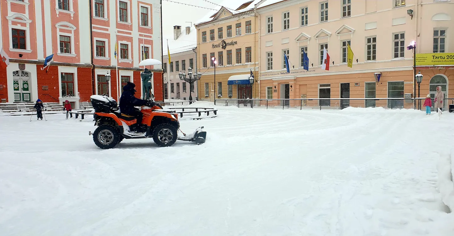 Raeplatsi uisuväljak täna kella 14 paiku.