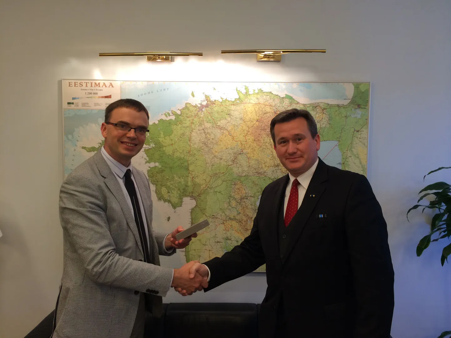 Kaitseminister Sven Mikser ja Poola suursaadik Grzegorz Poznański kaitseministeeriumis.
