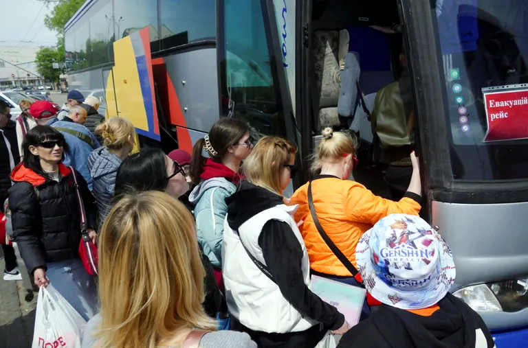 Odessa põgenikud suundumas bussiga Moldovasse, et sealt edasi sõita Saksamaale.