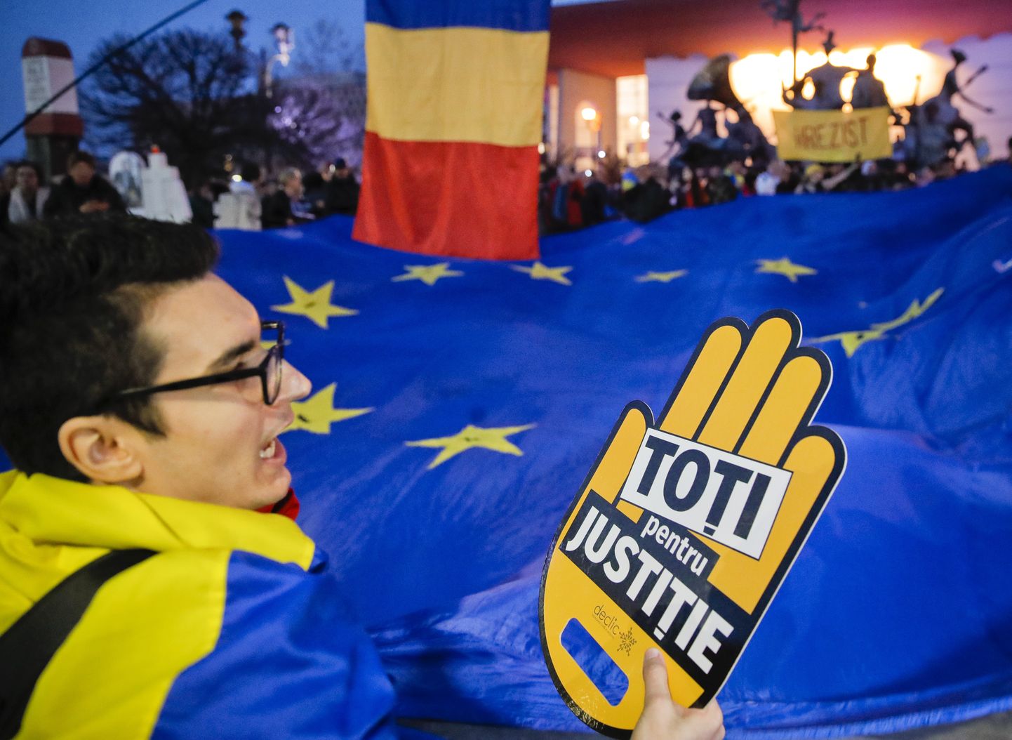 Meeleavaldaja sildiga "Kõik õiguse eest". Korruptsioonivastased meeleavaldused on olnud osa Rumeenia poliitikast juba üle aasta.