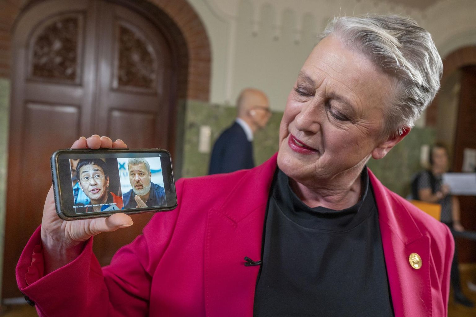 Norra Nobeli rahupreemia komitee esimees Berit Reiss-Andersen näitab ajakirjanikele mobiiltelefoni ekraanilt tänavuste laureaatide Maria Ressa ja Dmitri Muratovi fotot. 