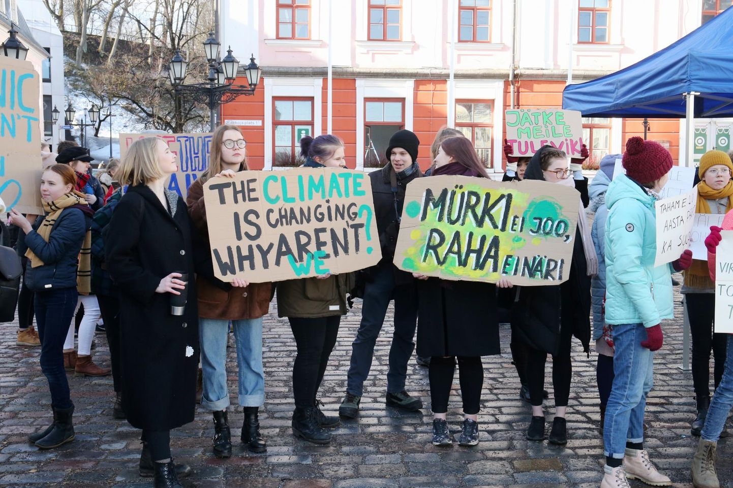 Tänavu märtsis nõudsid noored Tartus Raekoja platsil süsinikuneutraalset Eestit ja kohe!