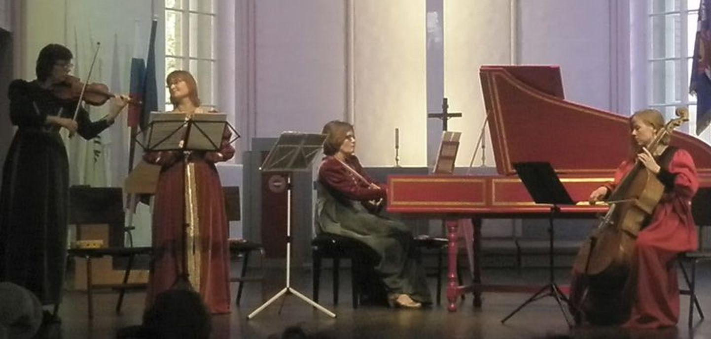 Vanamuusikaansambel Fiori andis juunis kontserdi Peterburi Jaani kirikus.