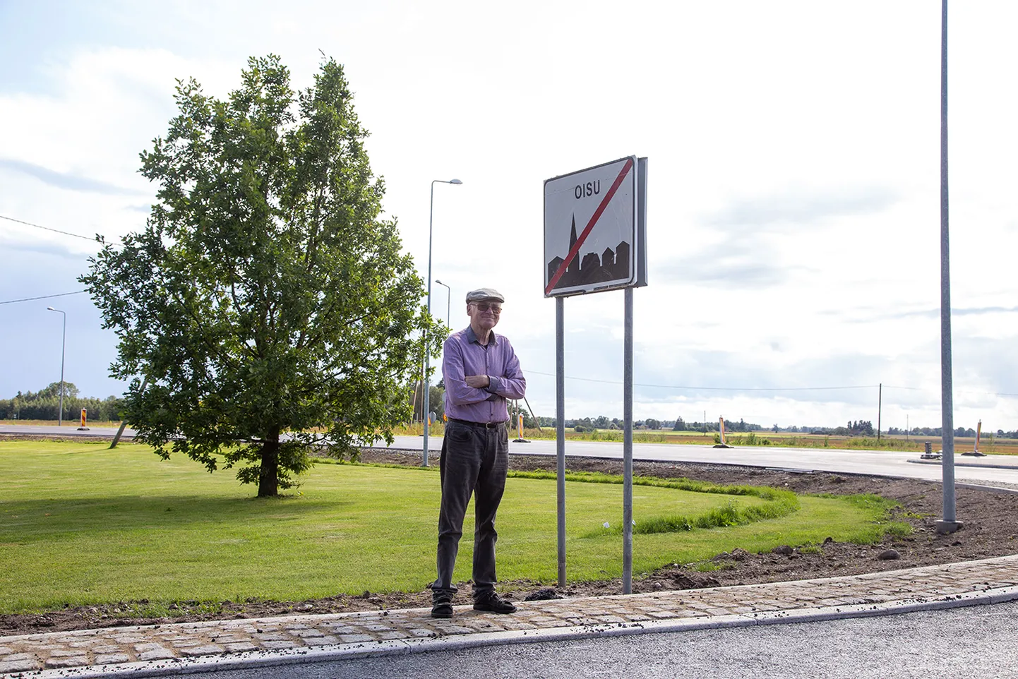 Ligi 30 aastat tagasi istutati Oisu risti Balti keti mälestuseks kolm tamme, millest üks on püsima jäänud. See tugev puu seisab vapralt Valdu Välimäe selja taga.