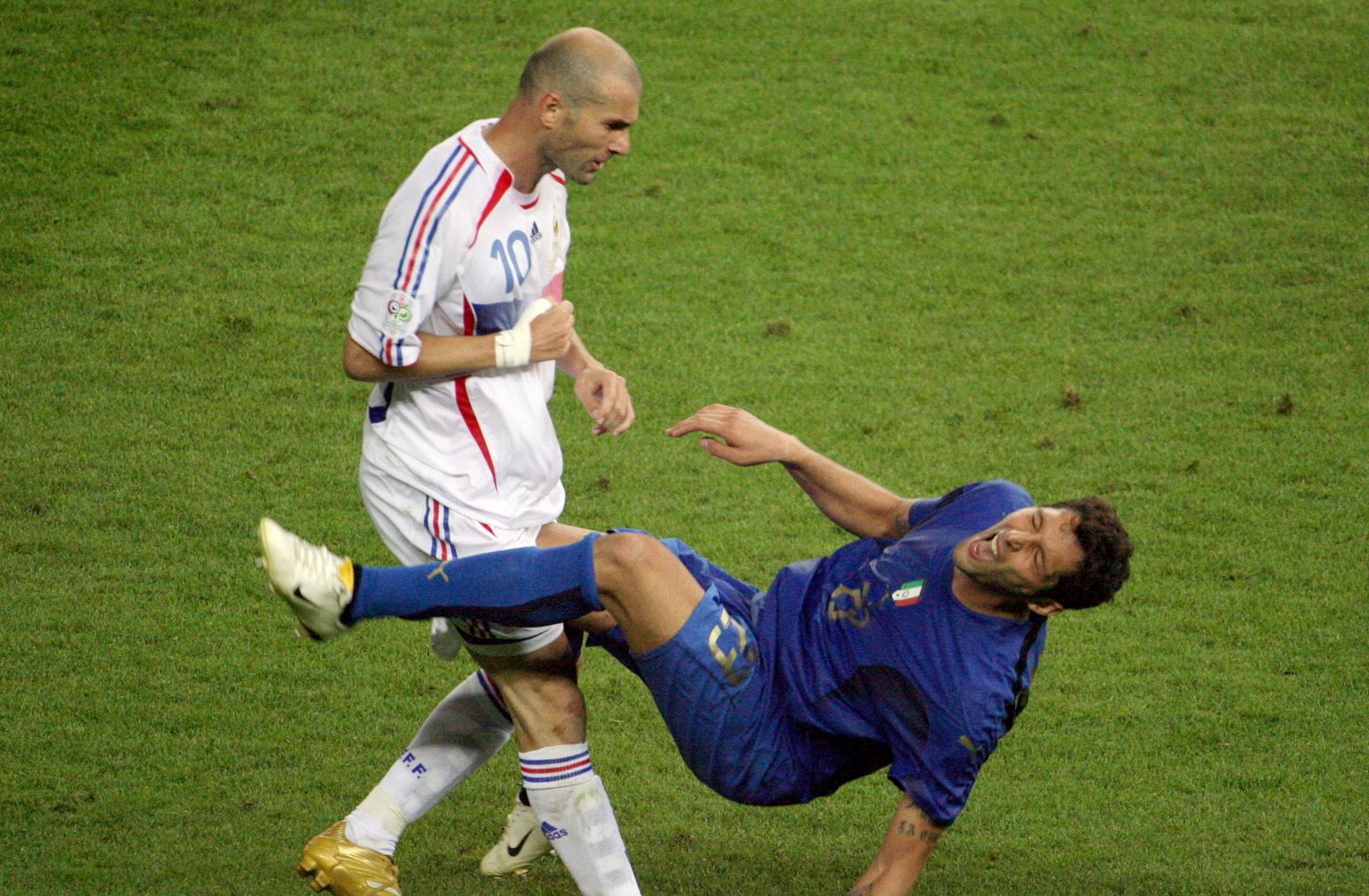 Löök, mis raputas maailma ja andis materjali tuhandetele ja tuhandetele meemidele ja pilapiltidele. Ühtlasi on jäädvustatud Zinédine Zidane’i viimane tegu profimängijana.