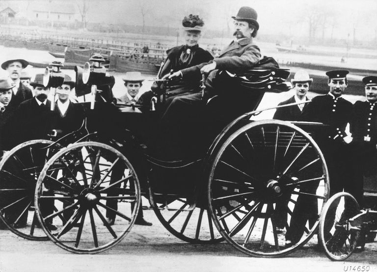 Berta Benca un Karls Bencs 1894.gada automobilī Benz Victoria