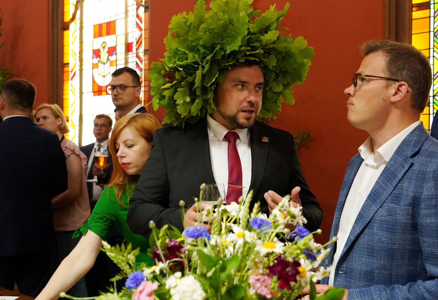 Saeimas priekšsēdētāja biedrs Jānis Grasbergs (no kreisās) un Saeimas deputāts Raivis Dzintars piedalās Jāņu ielīgošanas pasākumā Saeimā.