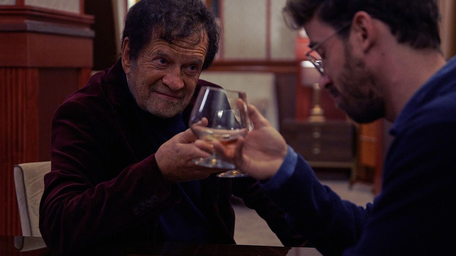 «Ideaalne number», režissöör Krzysztof Zanussi: härrasmehed vestlevad konjakiklaasi taga elu mõtte üle. FOTO: Filmikaader