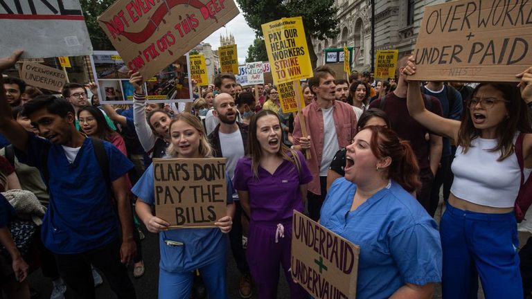 Бюджетники и без сокращений бастуют. Протест медиков в Лондоне в июле 2022 года