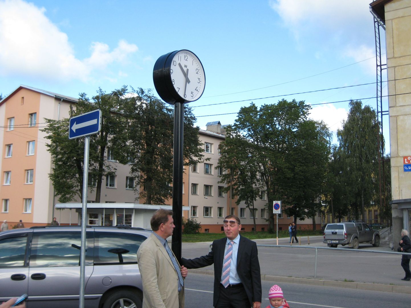 Linnaosavanem Enno Tamm ja abilinnapea Deniss Boroditš lubasid Põhja-Tallinnasse veel mitu tänavakella paigaldada.