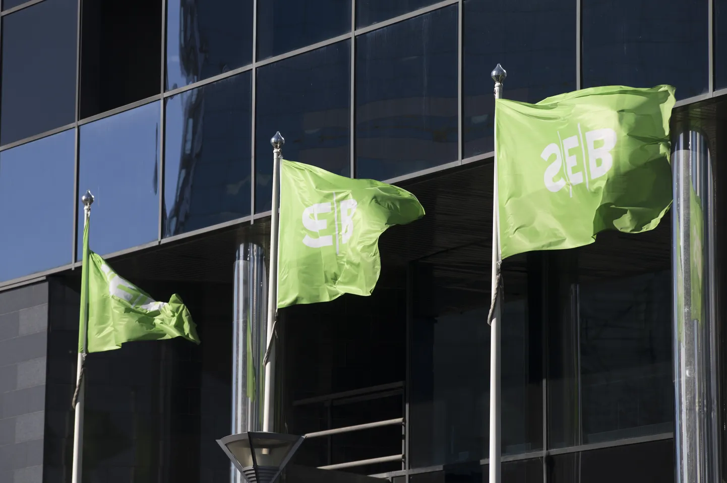 Флаги с логотипом банка SEB. Иллюстративное фото.