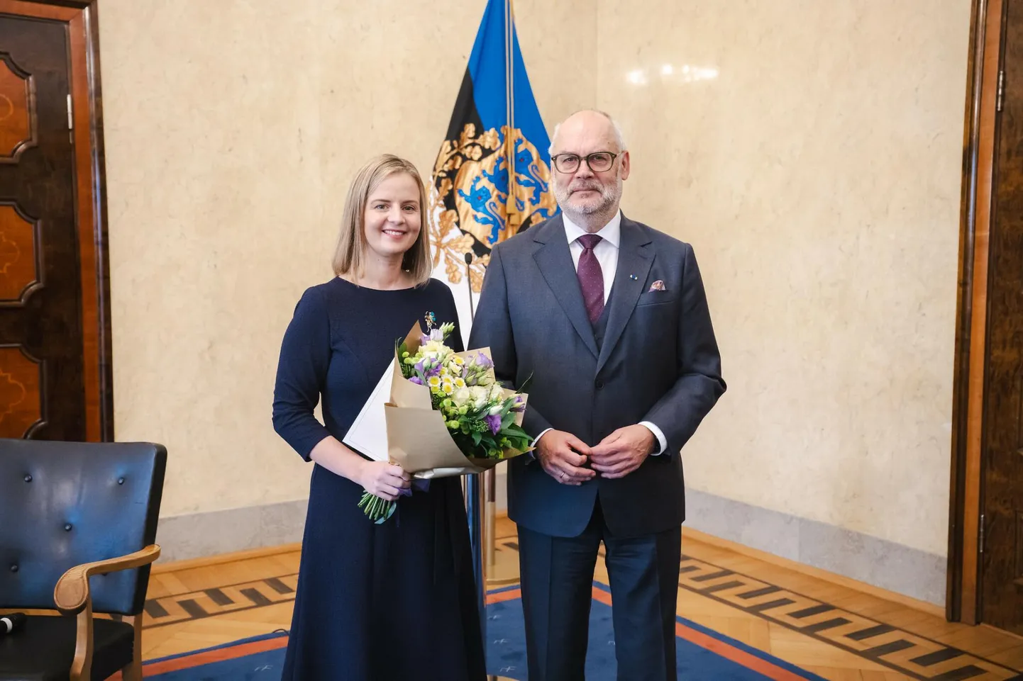 President Alar Karis andis Kadriorus üle vabariigi presidendi kultuurirahastu noore haridustegelase preemia Audru kooli ja Lindi lasteaia-algkooli direktorile Egle Rumbergile.
