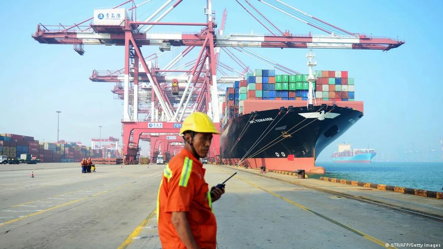 Погрузка идущих на экспорт контейнеров в китайском порту Циндао