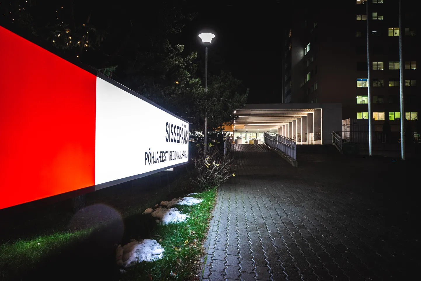 PERH ehk Põhja-Tallinna Regionaalhaigla peahoone õhtupimeduses.