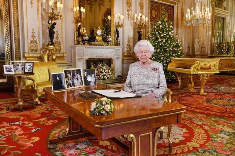 Kuninganna Elizabeth II peale jõulutervituse salvestamist Buckinghami palee Valges saalis 2018.