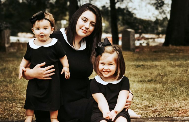 Fotograaf Carlee Thomas ja tema tütred, Caroline (vasakul) ja October (paremal).