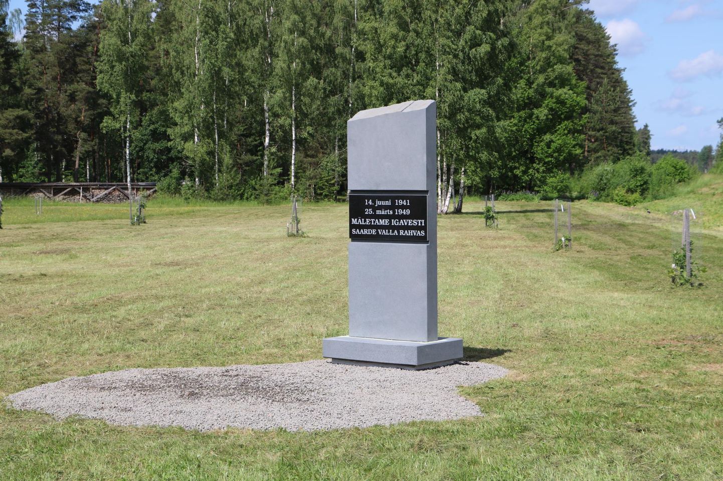 Saarde 100 tamme salusse püstitati küüditatute mälestusmärk.