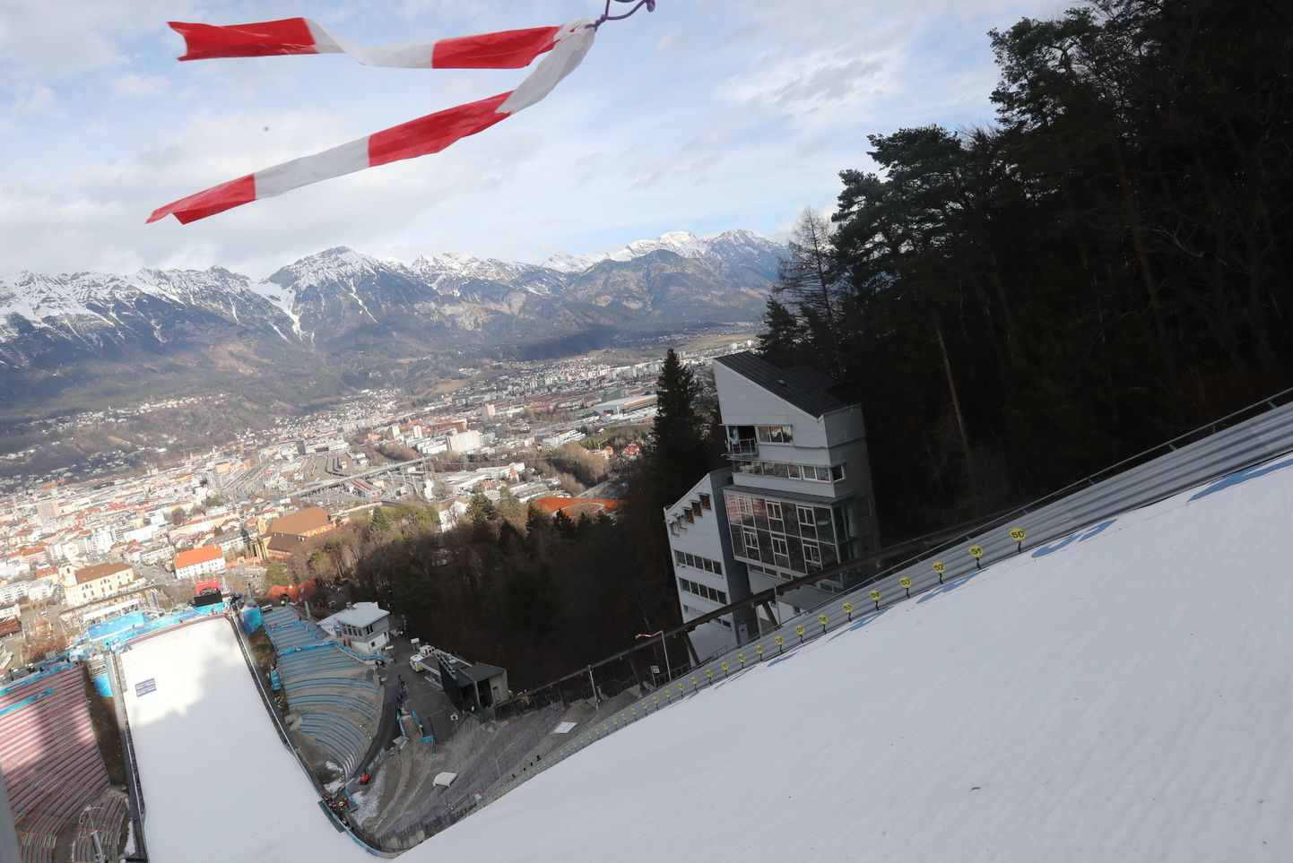 Tuule tõttu jäi Innsbrucki nelja hüppemäe turnee etapp ära.