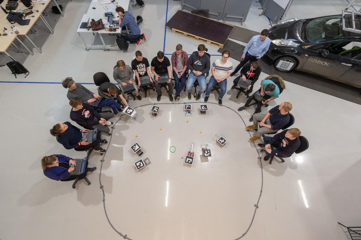 Cleveroni akadeemias oli eelmisel aastal tudengite esimese semestri ülesanne ehitada robot, mis püüaks ühelt mahamärgitud platsilt viis lauatennisepalli ja viiks need teisele platsile.