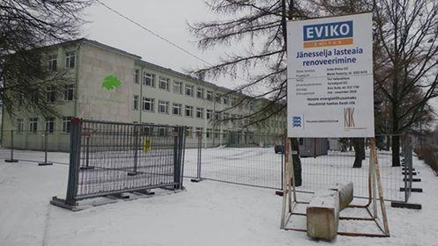Täna keskpäeval oli Pärnu Tammsaare kooli ees Jänesselja lasteaia renoveerimist tähistav infotahvel.