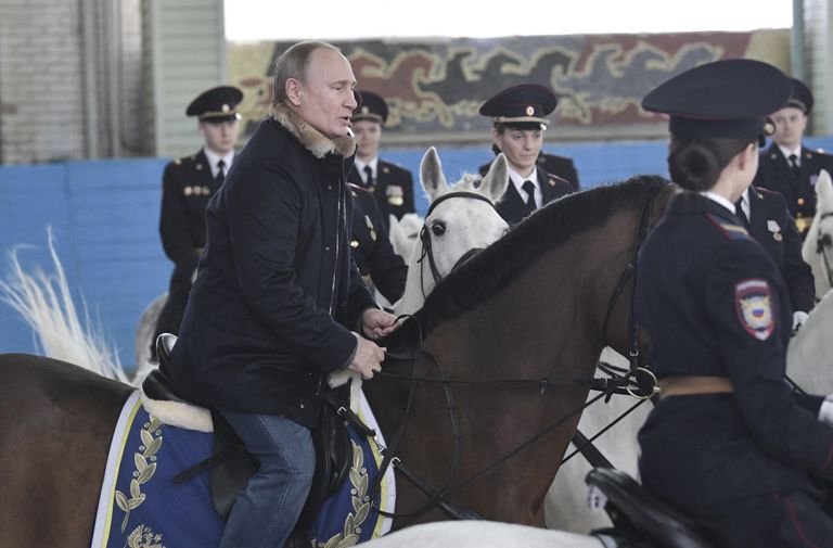 Valdimir Putin soovis naispolitseinikele naistepäev puhul õnne ja ratsutas nendega koos