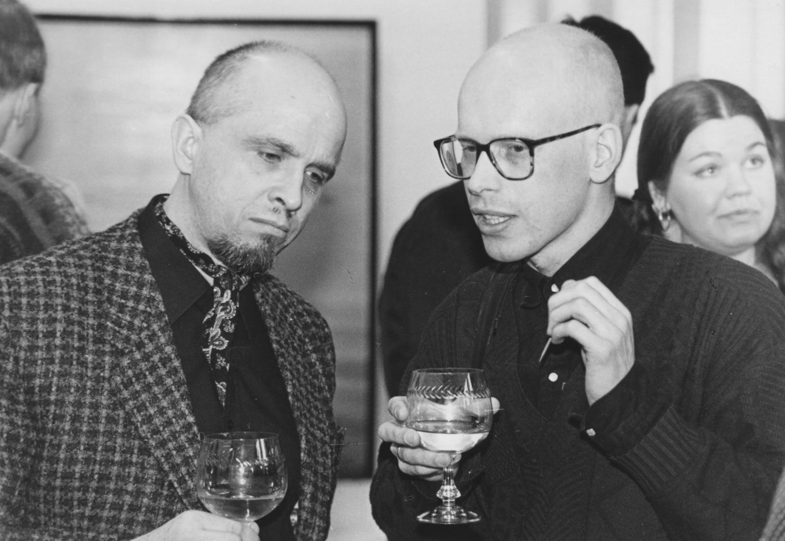 1990ndad: kirjanik Mihkel Mutt ja kunstnik Raivo Kelomees. 
