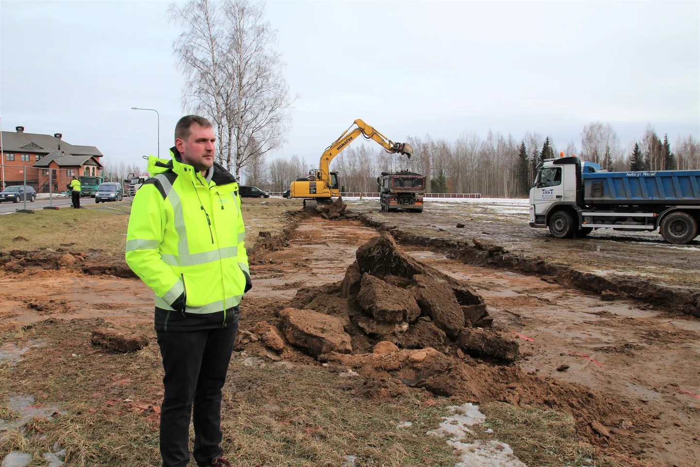 «Esimese tööna alustasime kaubanduskeskuse alla jääva pinnase koorimist,» rääkis Embach Ehituse objektijuht Taavi Ustav, kes juhib aasta lõpuni uue hoone ehitustöid ja allhankijate tegevust.