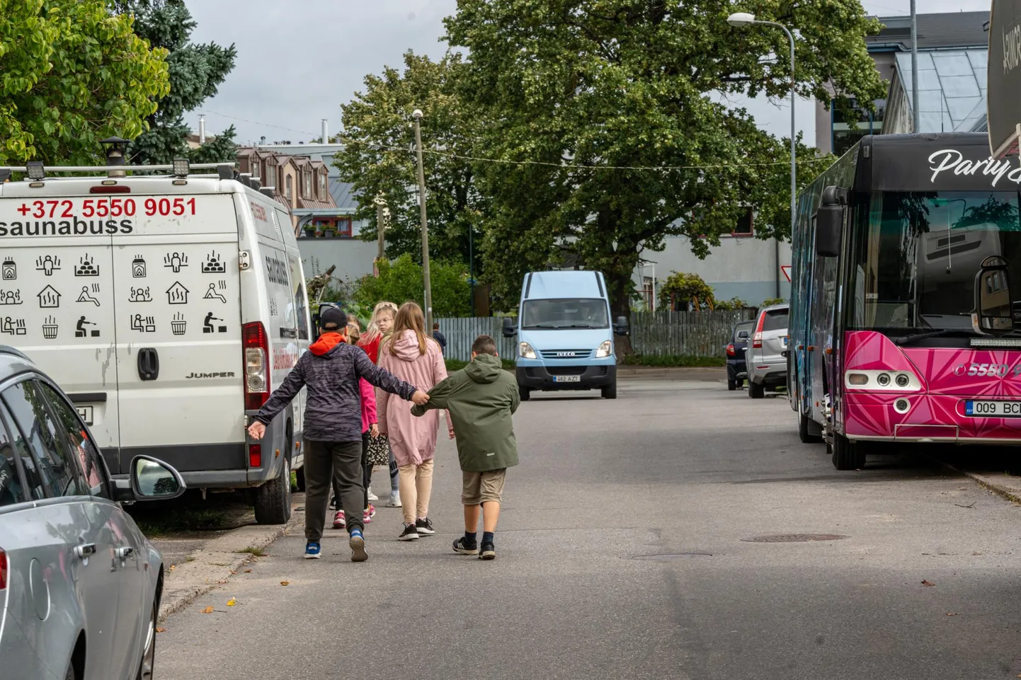 Liikluskorraldus Suur-Posti tänavalõigul seab ohtu Pernova tehnikamajja tõttavad koolilapsed.