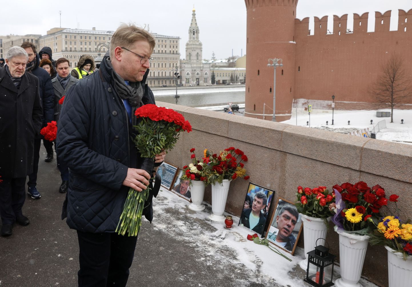 В России проходят акции в память о Борисе Немцове.