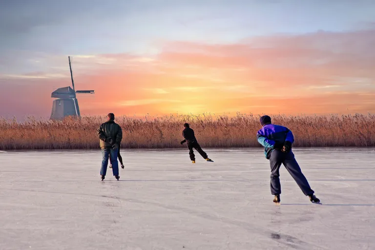 Uisutajad Hollandi kanalil