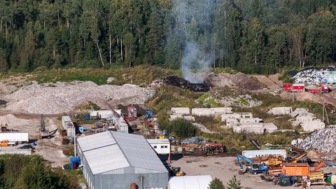 GALERII, VIDEO ⟩ Jäätmejaamas põleb prügihunnik