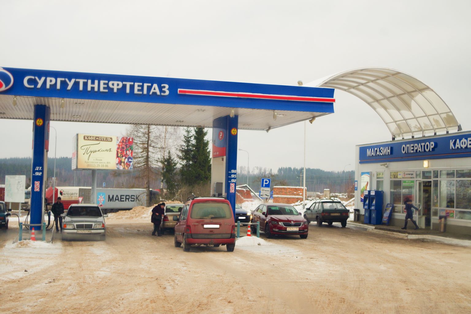 Kunitšina Gora piiripunkti naabruses olevas kütusetanklas võetakse enne Eestisse naasmist autopaak kütust täis. Pildilolijad milleski ebaseaduslikus kahtlustada alust pole.