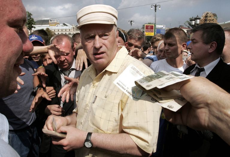 Владимир Жириновский раздает деньги участникам митинга против социальной политики правительства. 29 июля 2004 года