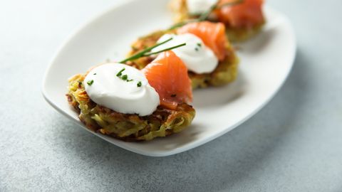 Krõbedad kartulipannkoogid suitsulõhega