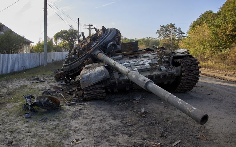 Уничтоженный российский танк недалеко от города Изюм в Харьковской области, Украина, 07 октября 2022 года