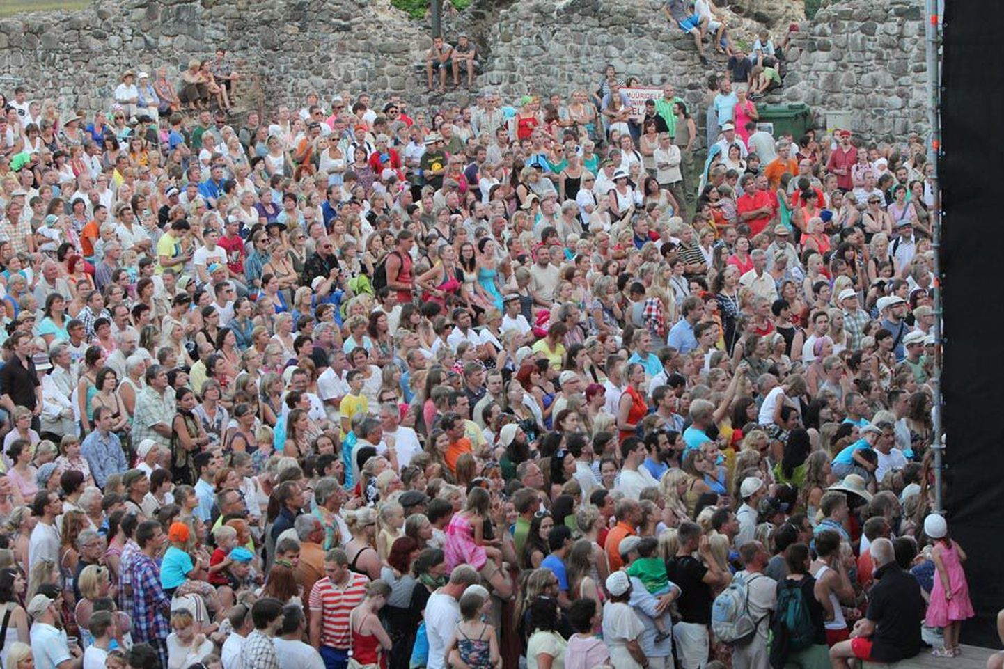 Viljandi pärimusmuusika festival on üks Eesti rahvarohkemaid festivale. Pilt on tehtud mullusel peol.