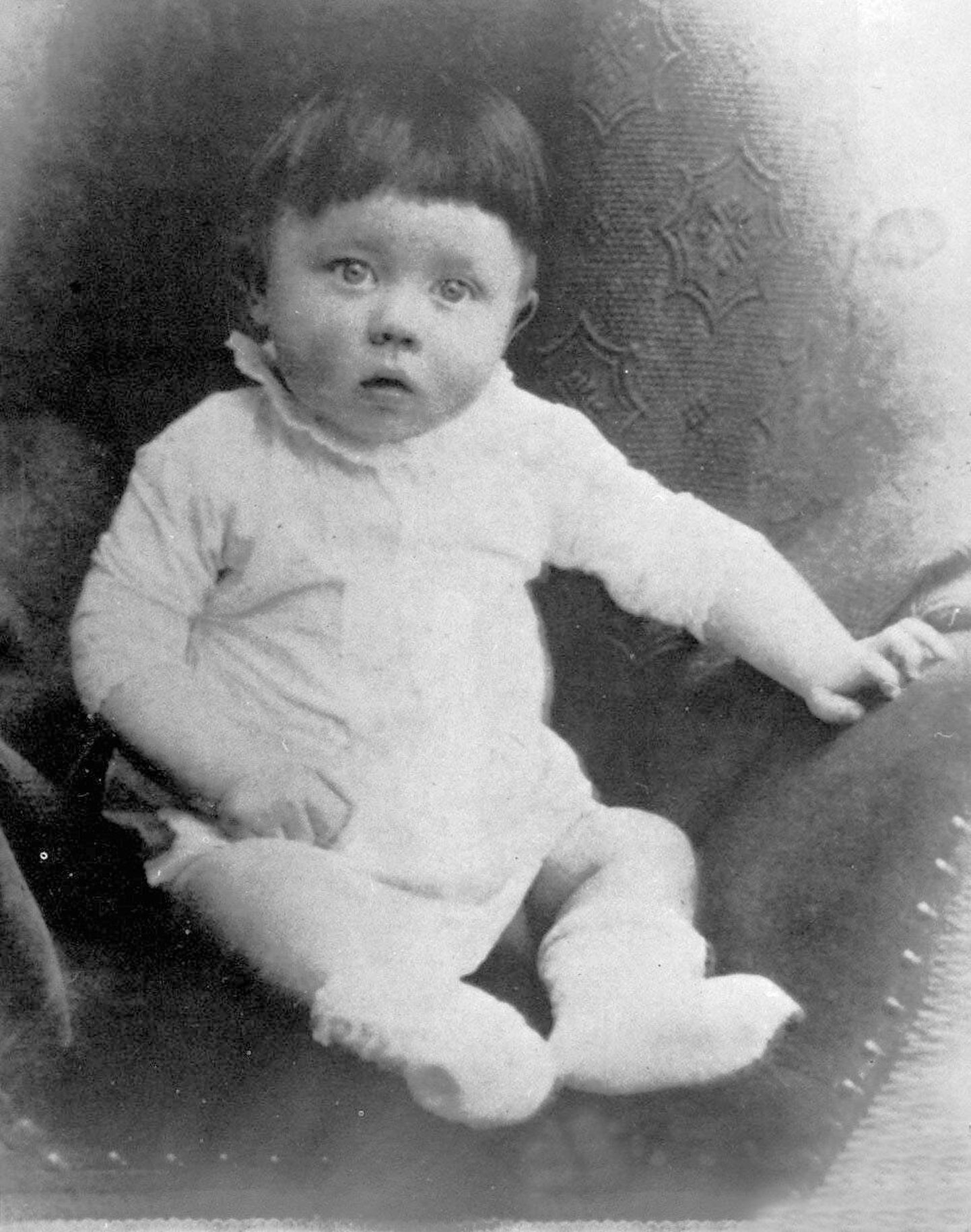 Adolf Hitler beebina. Pilt on 9. märtsist 1890