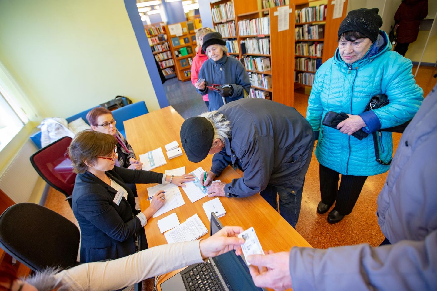 Riigikogu valimiste eelhääletamine Lääne-Virumaa keskraamatukogus.