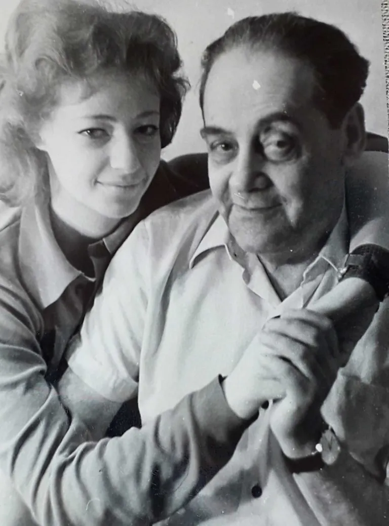 Елена Скульская с отцом, писателем Григорием Михайловичем Скульским.